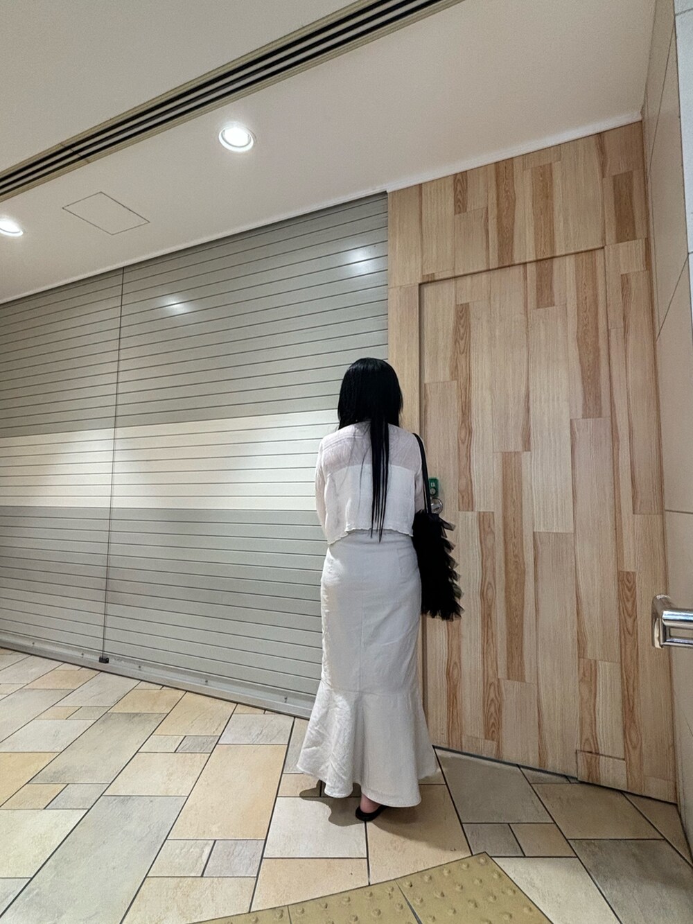 「レイヤードスタイル、夏コーデ、ホワイトコーデ、ホワイト、ワントーンコーデ、SENSEOFPLACE、HEYUMM、シャーリングブラウス、モノクロコーデ、ガーリーコーデ、スカートスタイル、マーメイドスカート」｜「HEYUMMのヨウリュウシアーリボンブラウス（シャツ/ブラウス、ホワイト系）」を使った、あんりさん（レディース・155cm）の夏コーディネートの3枚目の写真