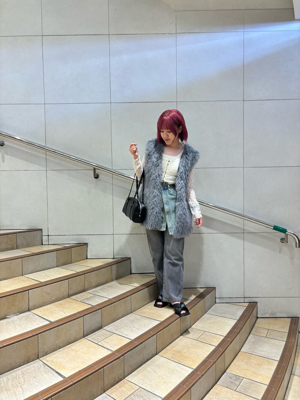 「秋服準備はじめました、レイヤードスタイル、レイヤードスカート、デニム、デニムパンツ、デニムスカート、ファーベスト、レーストップス、HEYUMM、SENSEOFPLACE、センスオブプレイス」|「SENSE OF PLACE by URBAN RESEARCHのハイウエストストレートデニム(デニムパンツ、グレー系)」を使った、あんりさん(レディース・155cm)の秋コーディネートの2枚目の写真