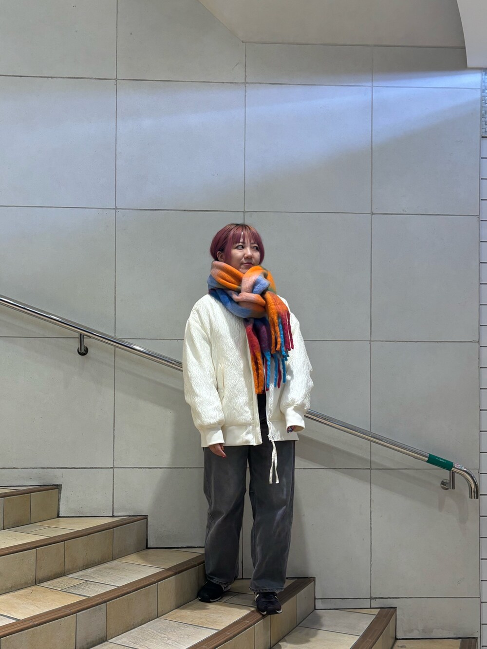 「ニット、マフラー、ハロウィン、お出かけコーデ、秋コーデ、ゆるコーデ、大人女子、SENSEOFPLACE、ootd、MA-1、ダウン」|「SENSE OF PLACE by URBAN RESEARCHのカーブデニム(デニムパンツ、グレー系)」を使った、あんりさん(レディース・155cm)の秋コーディネートの2枚目の写真
