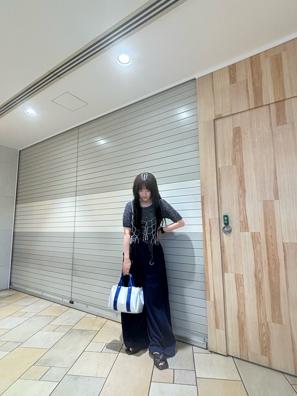 「ドロストパンツ、パールビスチェ、ビスチェ、ガーター、スポーツミックス、秋先取りコーデ、秋先取り、SENSEOFPLACE、韓国ファッション、レイヤードスタイル」|「SENSE OF PLACE by URBAN RESEARCHのサイドパネルスウェットパンツ(スウェットパンツ、ブルー系)」を使った、あんりさん(レディース・155cm)の夏コーディネートの2枚目の写真