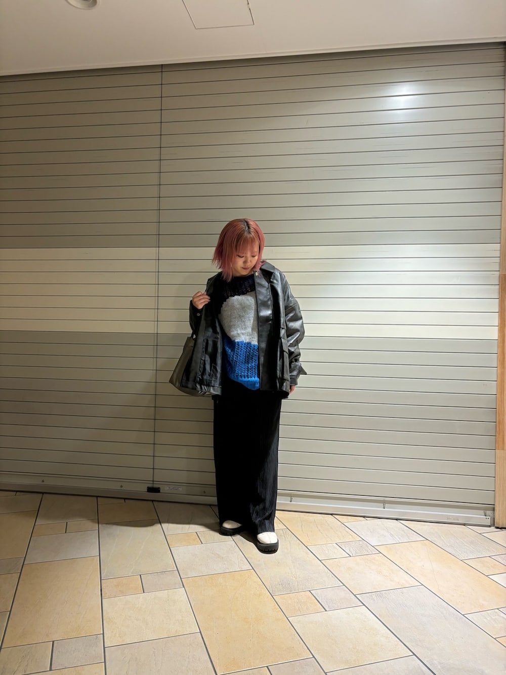 「レザージャケット、セルフカットパンツ、ブーツ、ニット、レザー、雨の日コーデ、雨の日、秋コーデ、おしゃれさんと繋がりたい、24AW秋の新作、ootd、センスオブプレイス、SENSEOFPLACE」｜「SENSE OF PLACE by URBAN RESEARCHのヴィンテージレザーライクジャケット（カバーオール、ブラック系）」を使った、あんりさん（レディース・155cm）の秋コーディネートの2枚目の写真