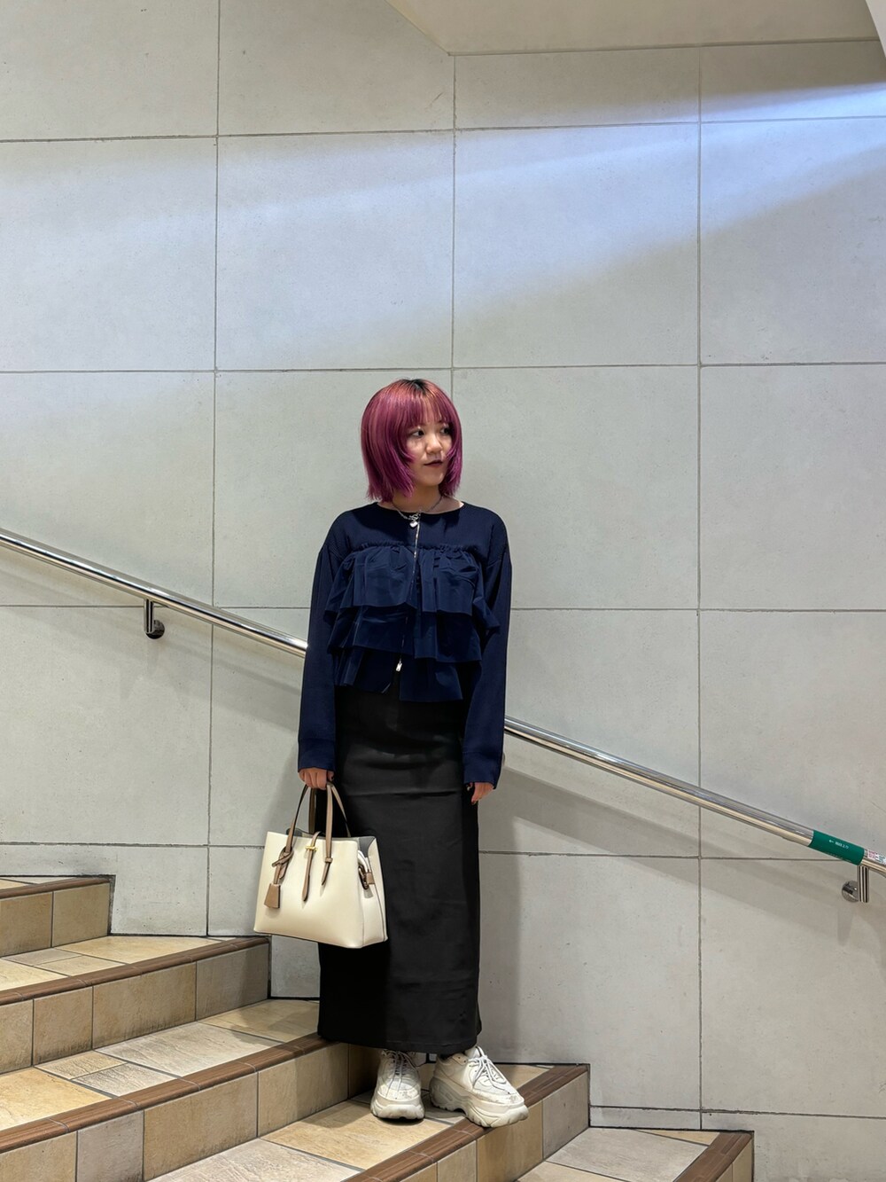 「チュールトップス、タイトスカート、ハイウエストスカート、秋服コーデ、おでかけコーデ、休日スタイル、大人ガーリー、オトナカワイイ、スカート、ニットコーデ、きれいめカジュアル、ダブルジップ、senseofplace、センスオブプレイス」｜「SENSE OF PLACE by URBAN RESEARCHの『一部WEB限定カラー』『TALLサイズ/WEB限定』ストレッチサスツキハイウエストスカート（スカート、グレー系）」を使った、あんりさん（レディース・155cm）の秋コーディネートの3枚目の写真