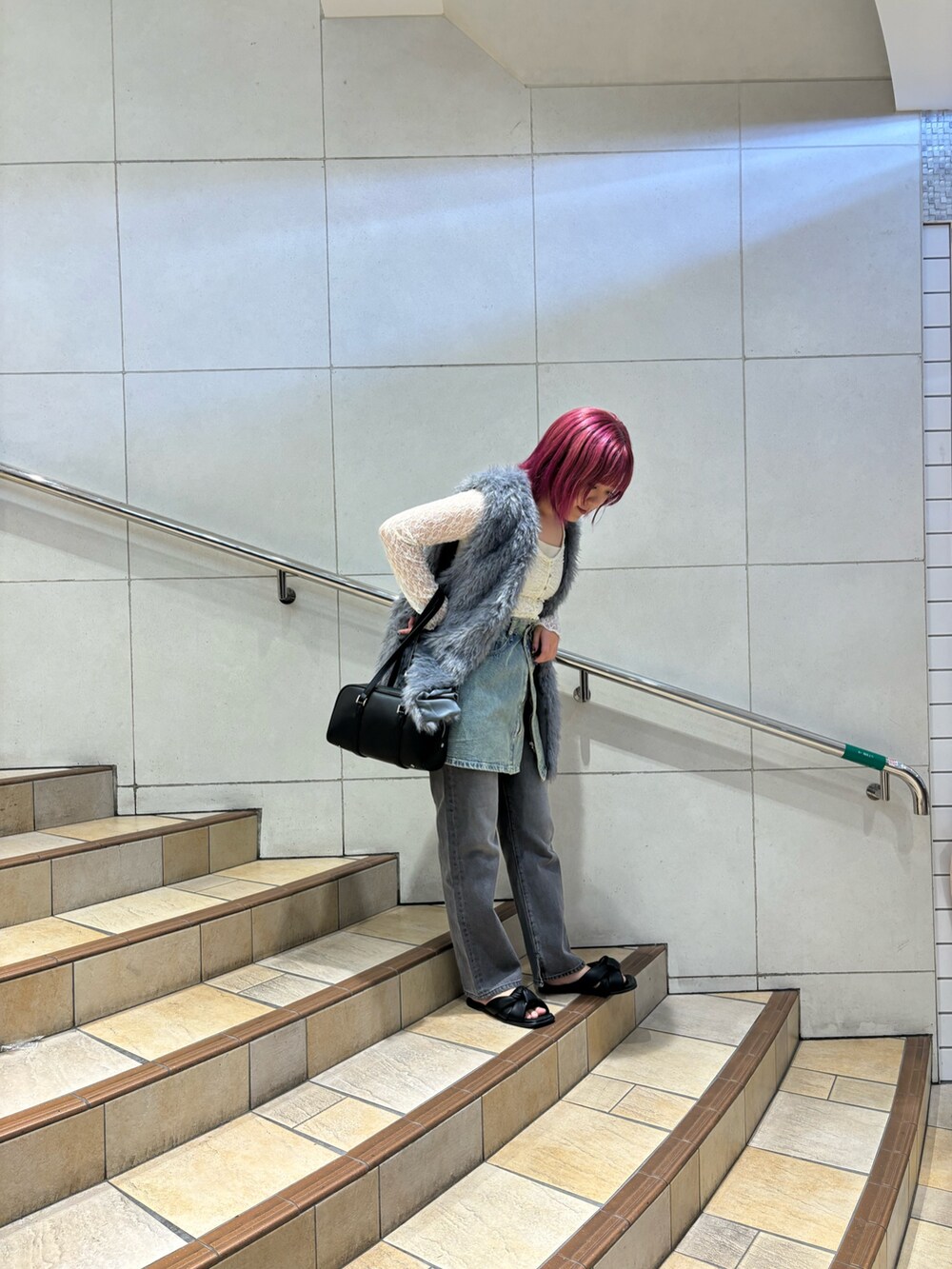 「秋服準備はじめました、レイヤードスタイル、レイヤードスカート、デニム、デニムパンツ、デニムスカート、ファーベスト、レーストップス、HEYUMM、SENSEOFPLACE、センスオブプレイス」|「SENSE OF PLACE by URBAN RESEARCHのハイウエストストレートデニム(デニムパンツ、グレー系)」を使った、あんりさん(レディース・155cm)の秋コーディネートの4枚目の写真