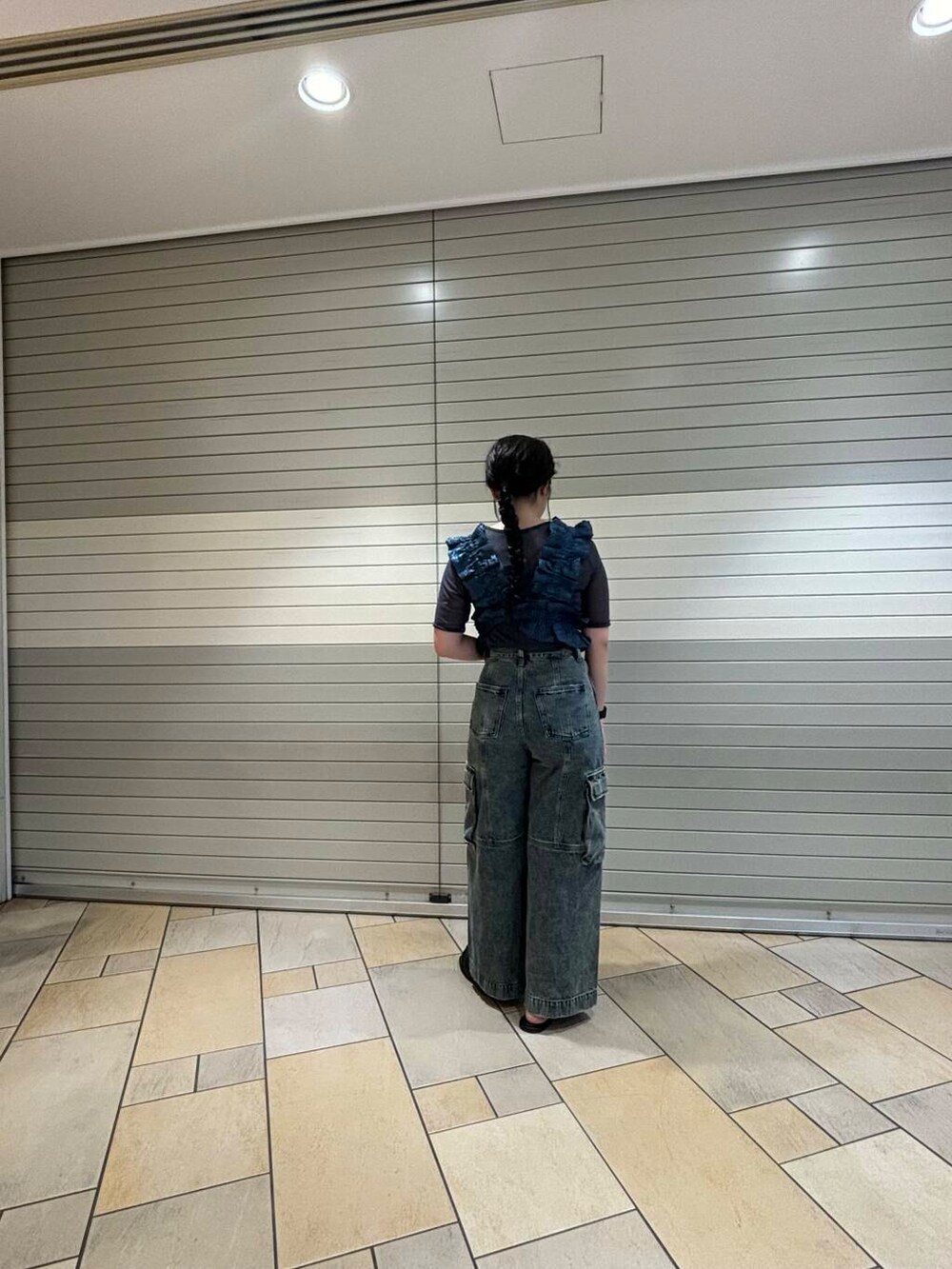 ブルー系のベスト、グレー系のTシャツ/カットソー、グレー系のデニムパンツを着用したレディースの夏コーディネートの4枚目の写真