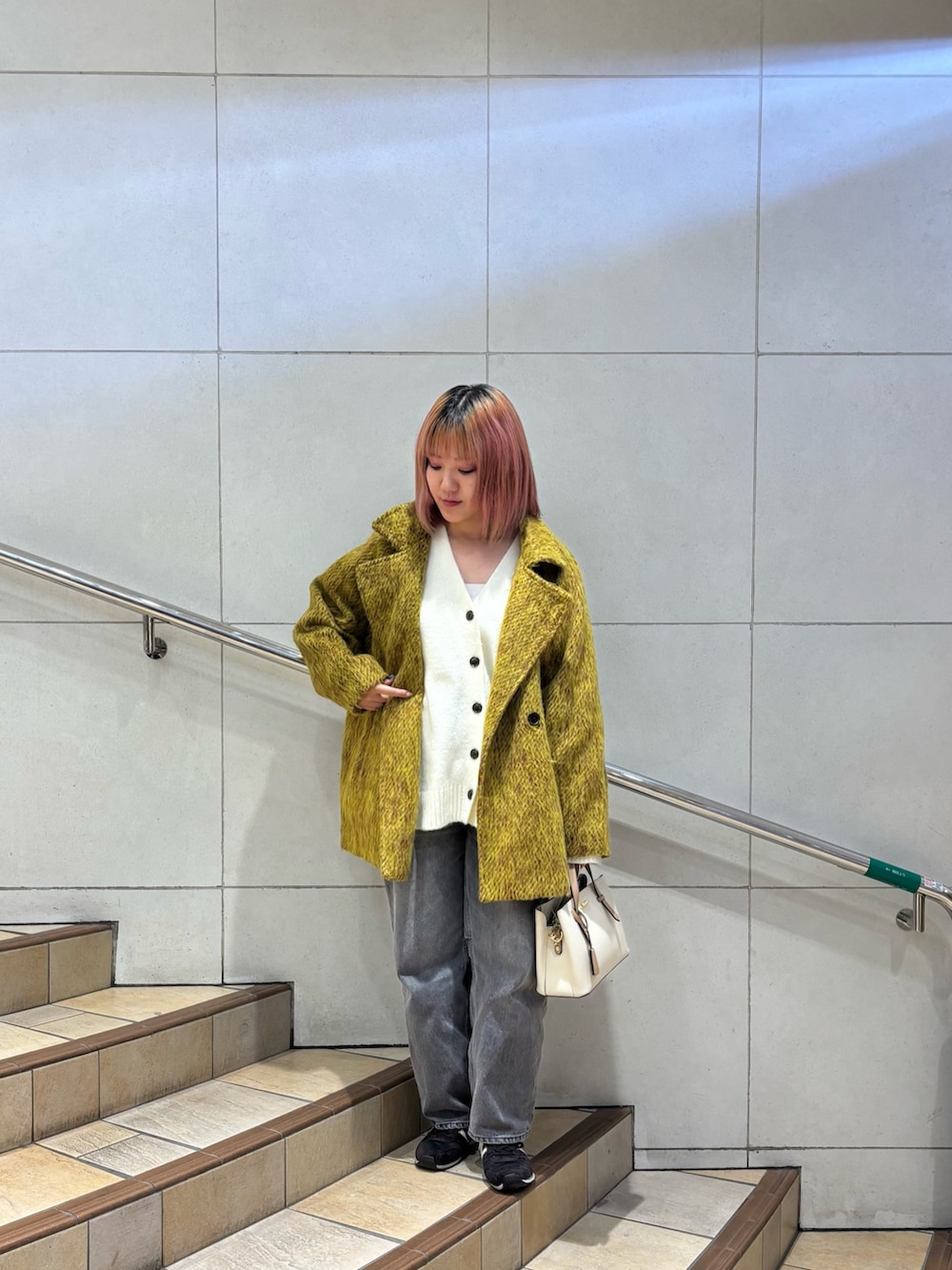 「ホワイトコーデ、クリスマスに着たい服、シャギーコート、スニーカー、お出かけコーデ、大人女子、大人コーデ、デニムコーデ、センスオブプレイス、カーディガン」|「SENSE OF PLACE by URBAN RESEARCHのシャギーミドルコート(ステンカラーコート、イエロー系)」を使った、あんりさん(レディース・155cm)の冬コーディネートの2枚目の写真