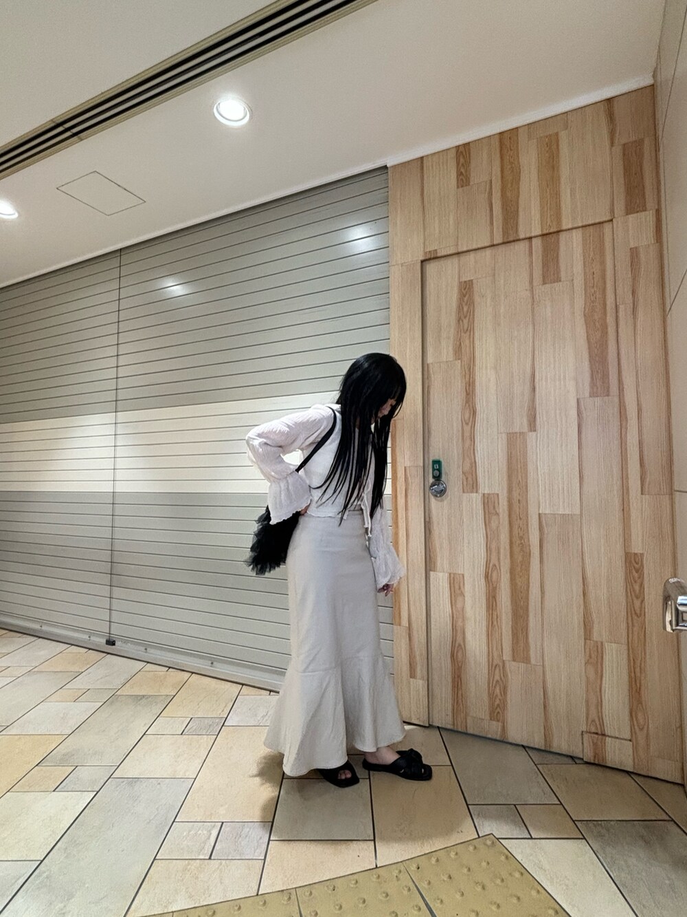 「レイヤードスタイル、夏コーデ、ホワイトコーデ、ホワイト、ワントーンコーデ、SENSEOFPLACE、HEYUMM、シャーリングブラウス、モノクロコーデ、ガーリーコーデ、スカートスタイル、マーメイドスカート」｜「HEYUMMのヨウリュウシアーリボンブラウス（シャツ/ブラウス、ホワイト系）」を使った、あんりさん（レディース・155cm）の夏コーディネートの2枚目の写真