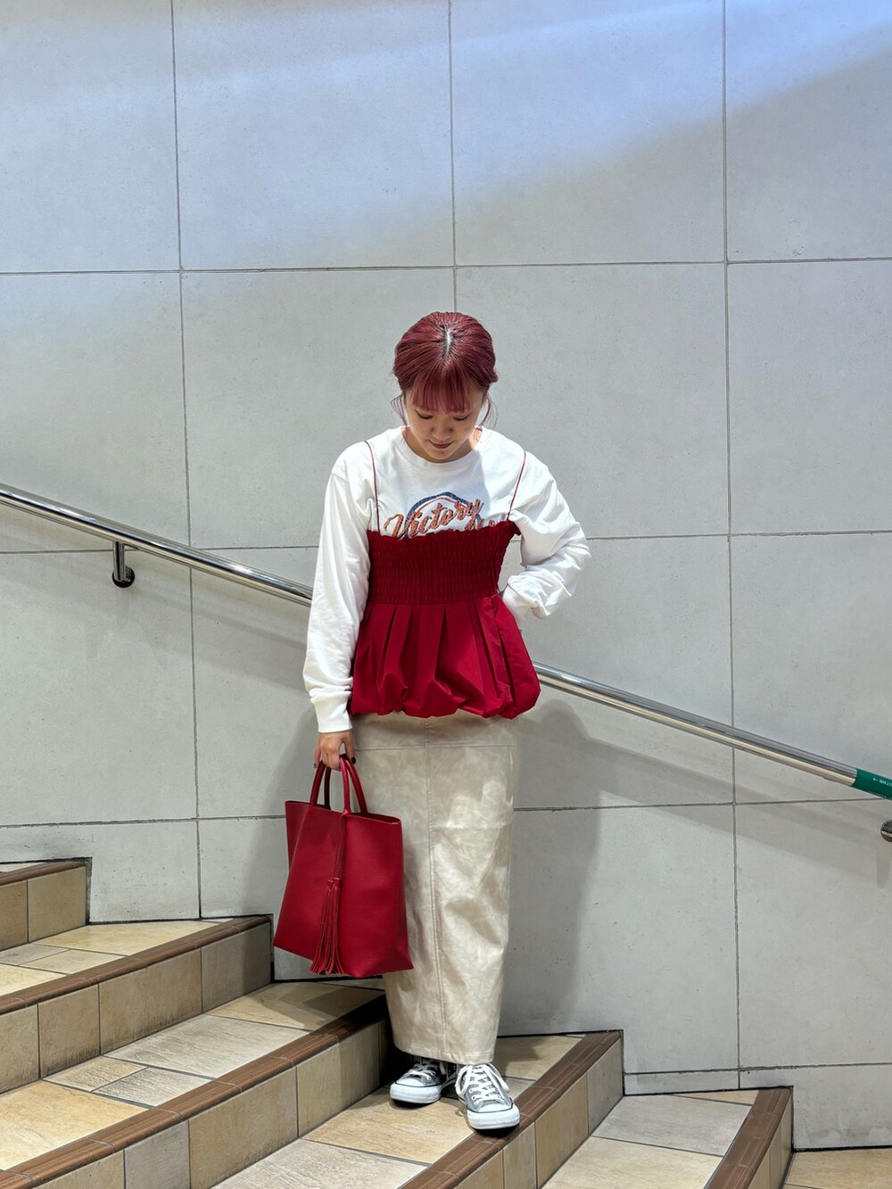 「差し色コーデ、赤色、ビスチェ、レザースカート、レザー、バルーンビスチェ、秋コーデ、秋服準備はじめました、秋服、派手髪、センスオブプレイス、SENSEOFPLACE」|「SENSE OF PLACE by URBAN RESEARCHのグラフィックロングTシャツ(Tシャツ/カットソー、その他)」を使った、あんりさん(レディース・155cm)の秋コーディネートの2枚目の写真
