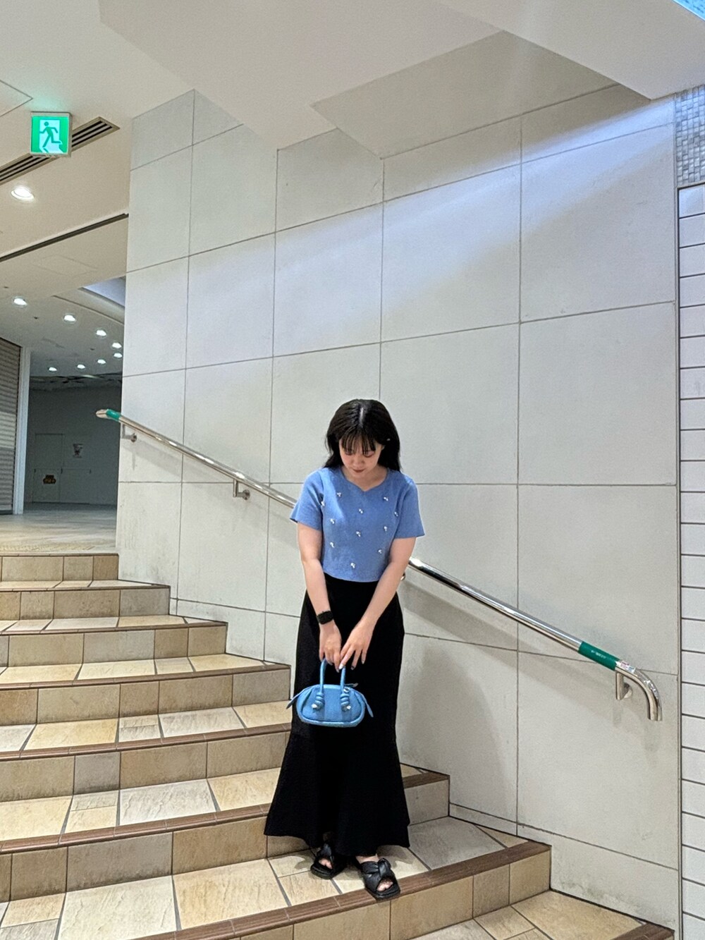 「休日スタイル、韓国ファッション、韓国っぽコーデ、ショート丈トップス、ビジューニット、ブルーコーデ、SENSEOFPLACE、HEYUMM、サマーニット、クロップドトップス」｜「HEYUMMのハートネックビジューセーター（ニット/セーター、ブルー系）」を使った、あんりさん（レディース・155cm）の夏コーディネートの2枚目の写真