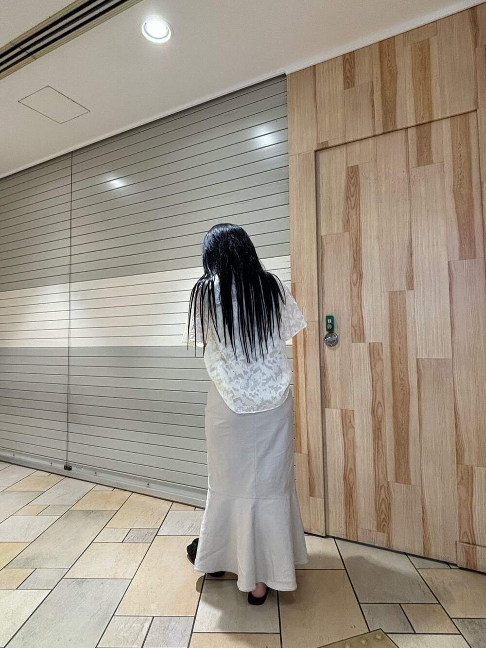 「夏コーデ、キレイめ、きれいめコーディネート、きれいめ、ホワイト、ホワイトコーデ、大人女子、サンダルコーデ、オケージョンスタイル、SENSEOFPLACE、HEYUMM」｜「SENSE OF PLACE by URBAN RESEARCHのフレアスリーブジャガードブラウス（シャツ/ブラウス、ホワイト系）」を使った、あんりさん（レディース・155cm）の夏コーディネートの2枚目の写真