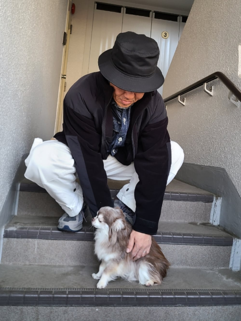 「ミリタリー、カーゴパンツ、m47、フリースジャケット、バケットハット、ニューバランス1906、ニューバランス、デニムシャツ、リーバイス」｜「NEW BALANCEのアイテム（スニーカー、グレー系）」を使った、めろはやぶささん（メンズ・173cm）の冬コーディネートの2枚目の写真