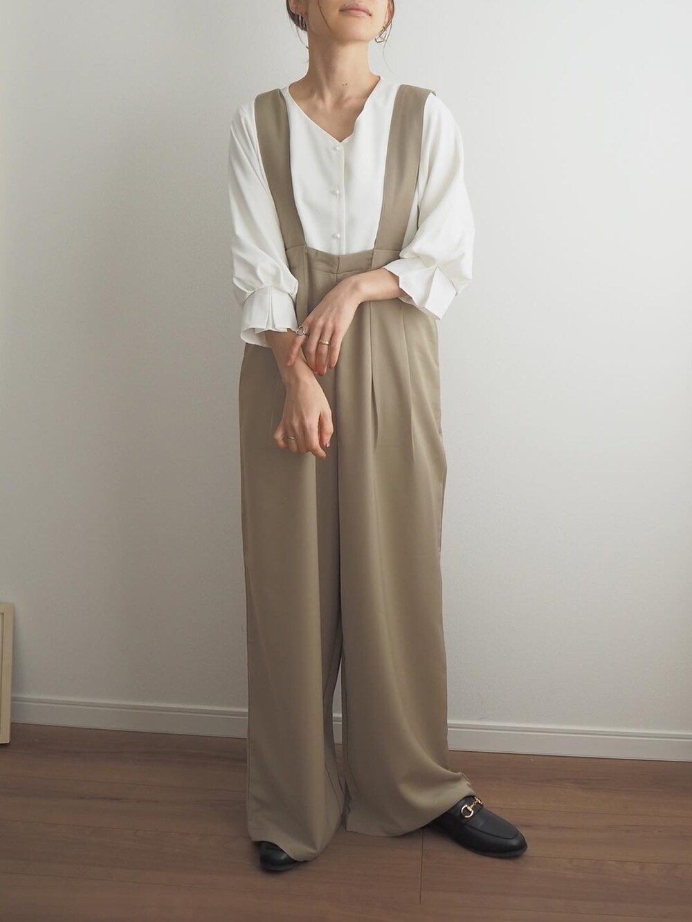 「大人コーデ、シンプルコーデ、パンツスタイル」｜「Honeysのパール釦Ｖネックブラウス（シャツ/ブラウス、ホワイト系）」を使った、❁ a i  ❁さん（レディース・158cm）の春コーディネートの2枚目の写真