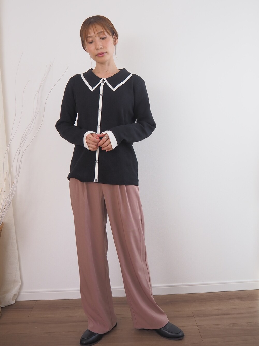 「お出かけコーデ、オトナ女子、シンプル、秋服準備はじめました、大人かわいい」｜「deux amourのバインダー配色使い襟付きニット（その他トップス、ブラック系）」を使った、❁ a i  ❁さん（レディース・158cm）の秋コーディネートの4枚目の写真