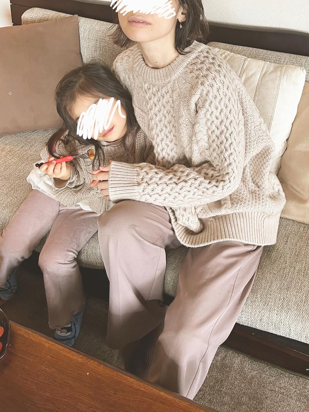 ホワイト系のニット/セーターを着用したレディースの秋コーディネートの3枚目の写真