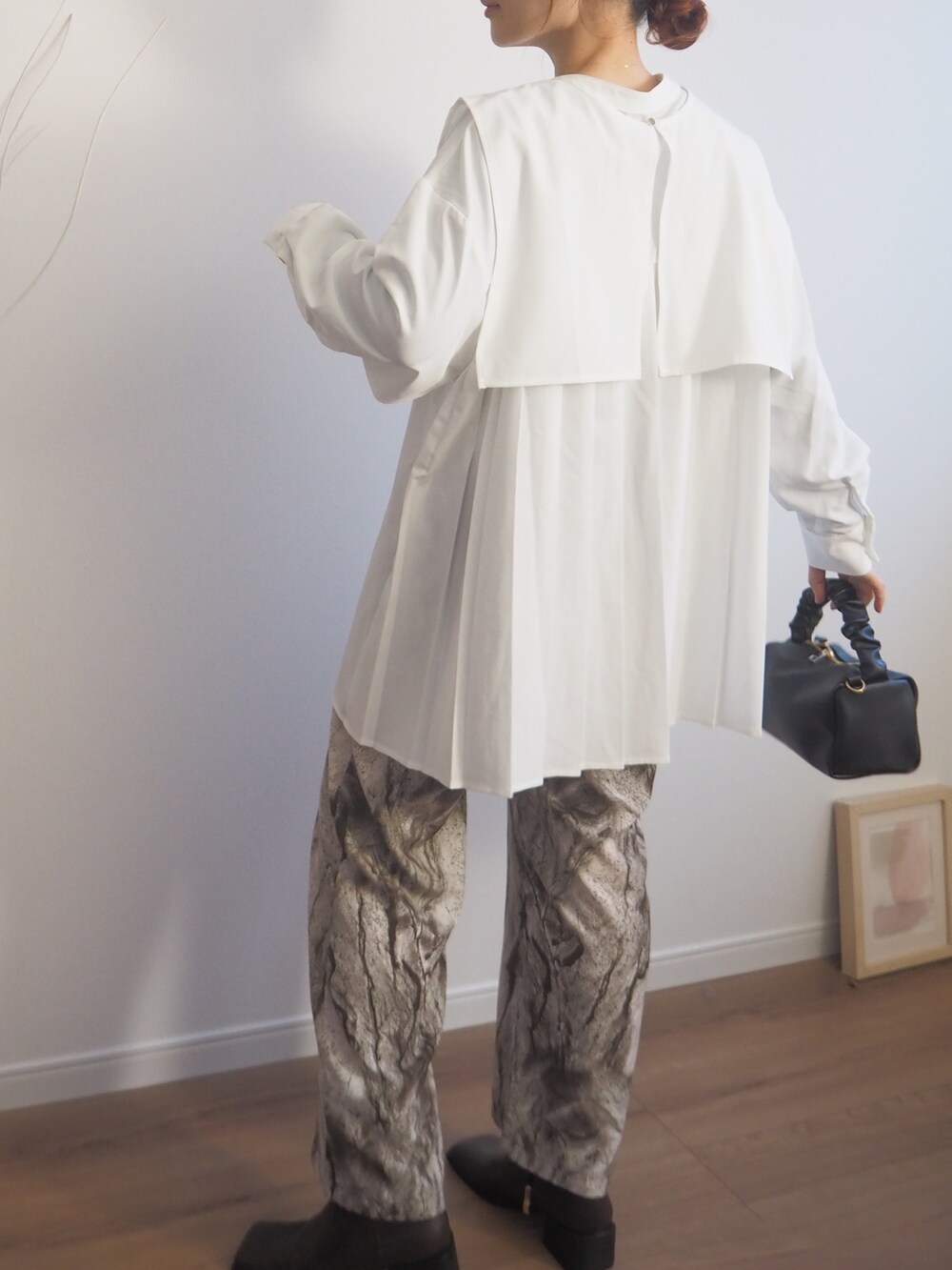 ホワイト系のシャツ/ブラウス、ブラック系のハンドバッグ、ブラウン系のその他パンツを着用したレディースの冬コーディネートの3枚目の写真