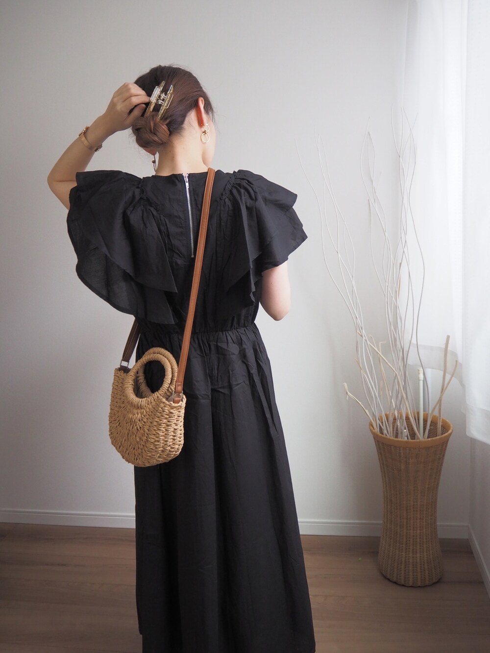 「ごきげんウィーク、お出かけコーデ、ootd、モノトーンコーデ」｜「deux amourのフリルワンピース（チュニック、ブラック系）」を使った、❁ a i  ❁さん（レディース・158cm）の春コーディネートの2枚目の写真