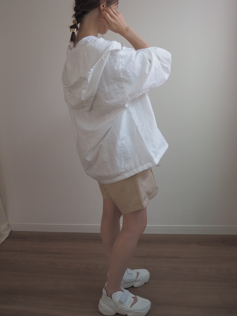 ホワイト系のブルゾン、ホワイト系のTシャツ/カットソー、ベージュ系のショルダーバッグを着用したレディースの夏コーディネートの3枚目の写真