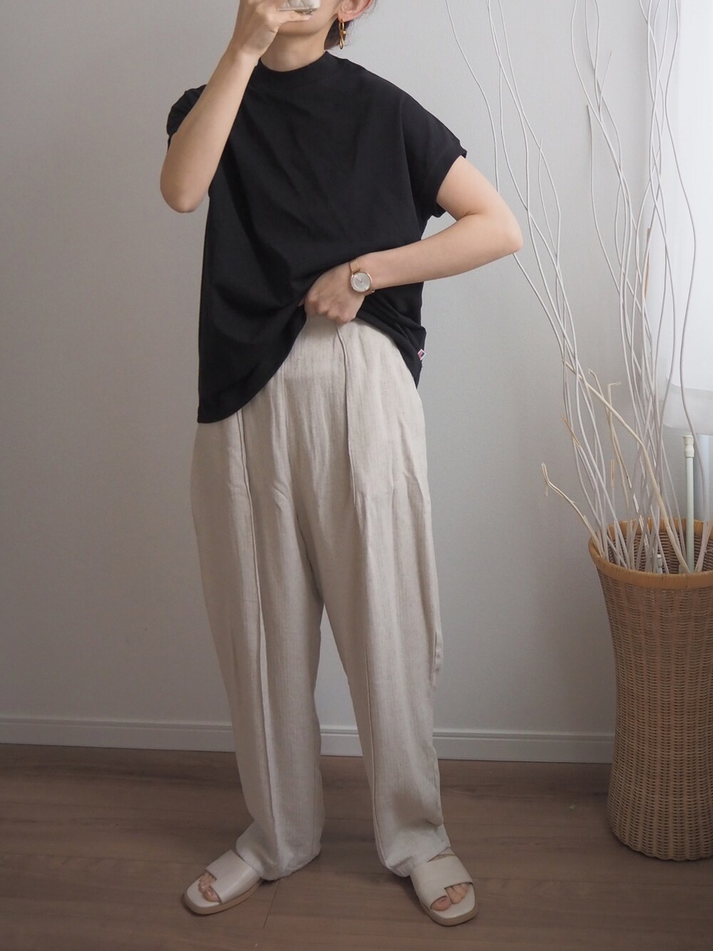 ブラック系のTシャツ/カットソー、ベージュ系のスラックスを着用したレディースの春コーディネートの3枚目の写真