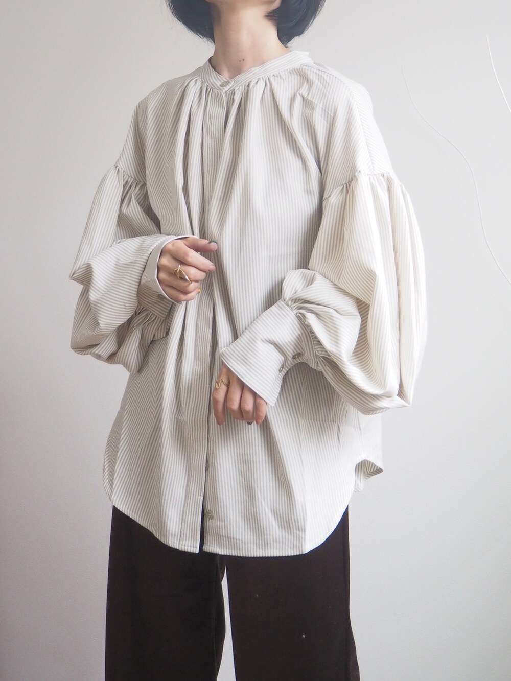「秋ルック紹介するよ、休日コーデ、おしゃれさんと繋がりたい、秋🍁コーデ」｜「ECRIREの【yun_wearコラボ】ボリュームスリーブストライプシャツ（シャツ/ブラウス、イエロー系）」を使った、❁ a i  ❁さん（レディース・158cm）の秋コーディネートの2枚目の写真