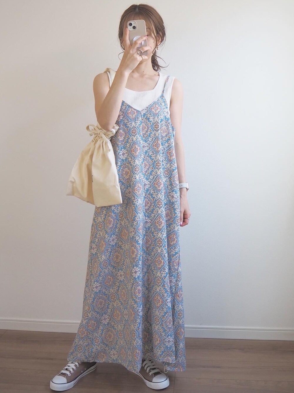 ホワイト系のトートバッグ、ブルー系のワンピースを着用したレディースの春コーディネートの2枚目の写真