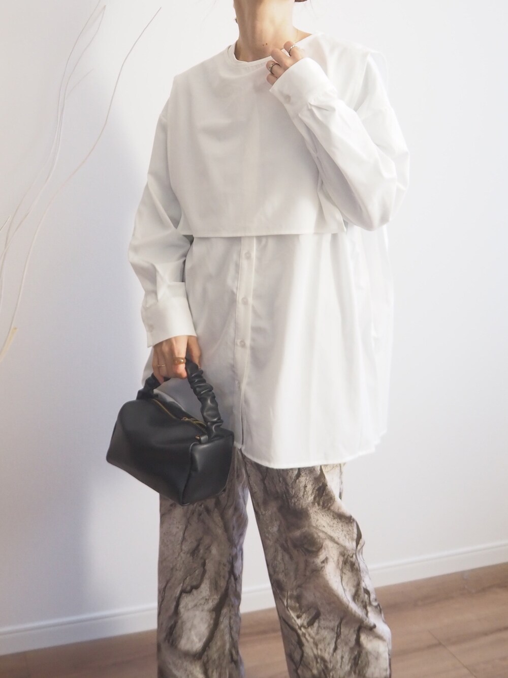 ホワイト系のシャツ/ブラウス、ブラック系のハンドバッグ、ブラウン系のその他パンツを着用したレディースの冬コーディネートの2枚目の写真