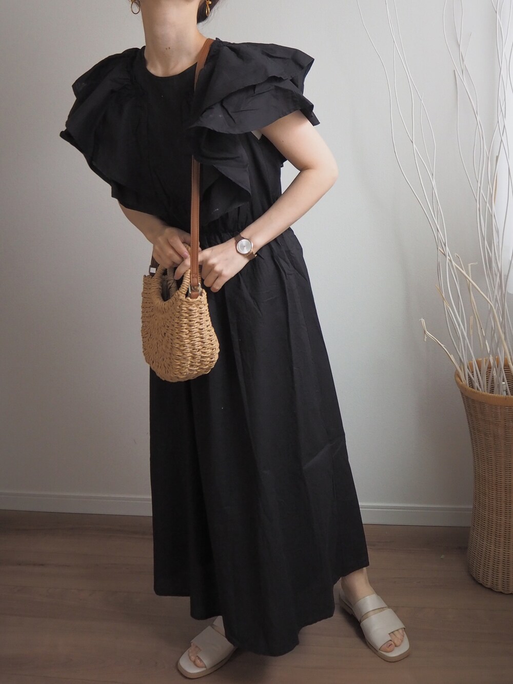 「ごきげんウィーク、お出かけコーデ、ootd、モノトーンコーデ」｜「deux amourのフリルワンピース（チュニック、ブラック系）」を使った、❁ a i  ❁さん（レディース・158cm）の春コーディネートの3枚目の写真