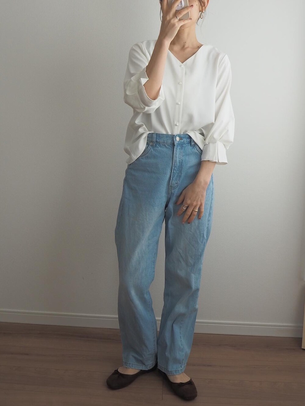 「大人コーデ、シンプルコーデ、パンツスタイル」｜「Honeysのパール釦Ｖネックブラウス（シャツ/ブラウス、ホワイト系）」を使った、❁ a i  ❁さん（レディース・158cm）の春コーディネートの5枚目の写真