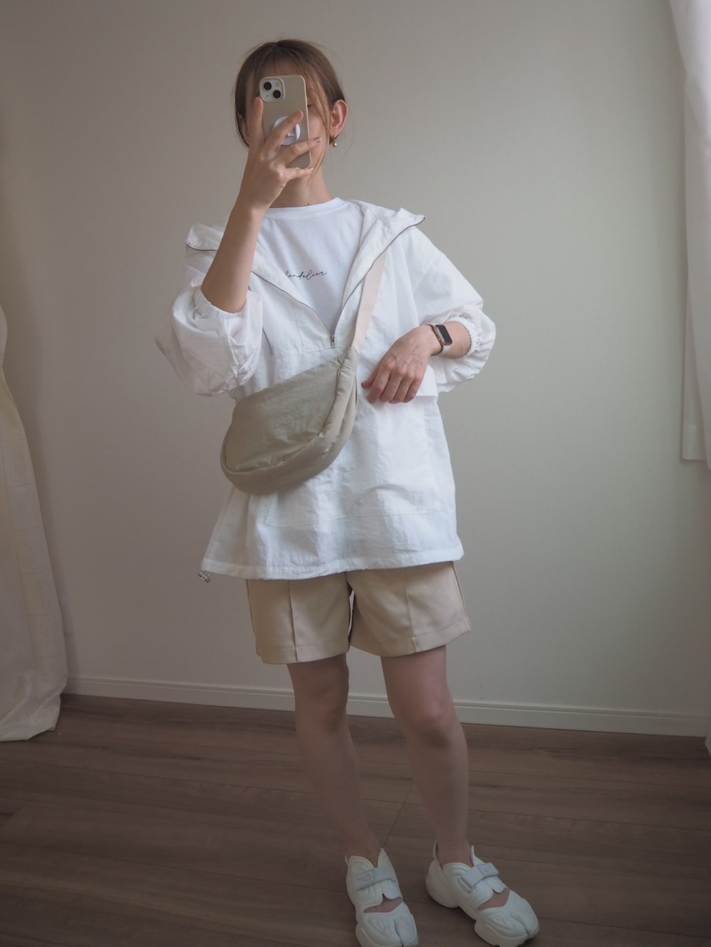 ホワイト系のブルゾン、ホワイト系のTシャツ/カットソー、ベージュ系のショルダーバッグを着用したレディースの夏コーディネートの2枚目の写真