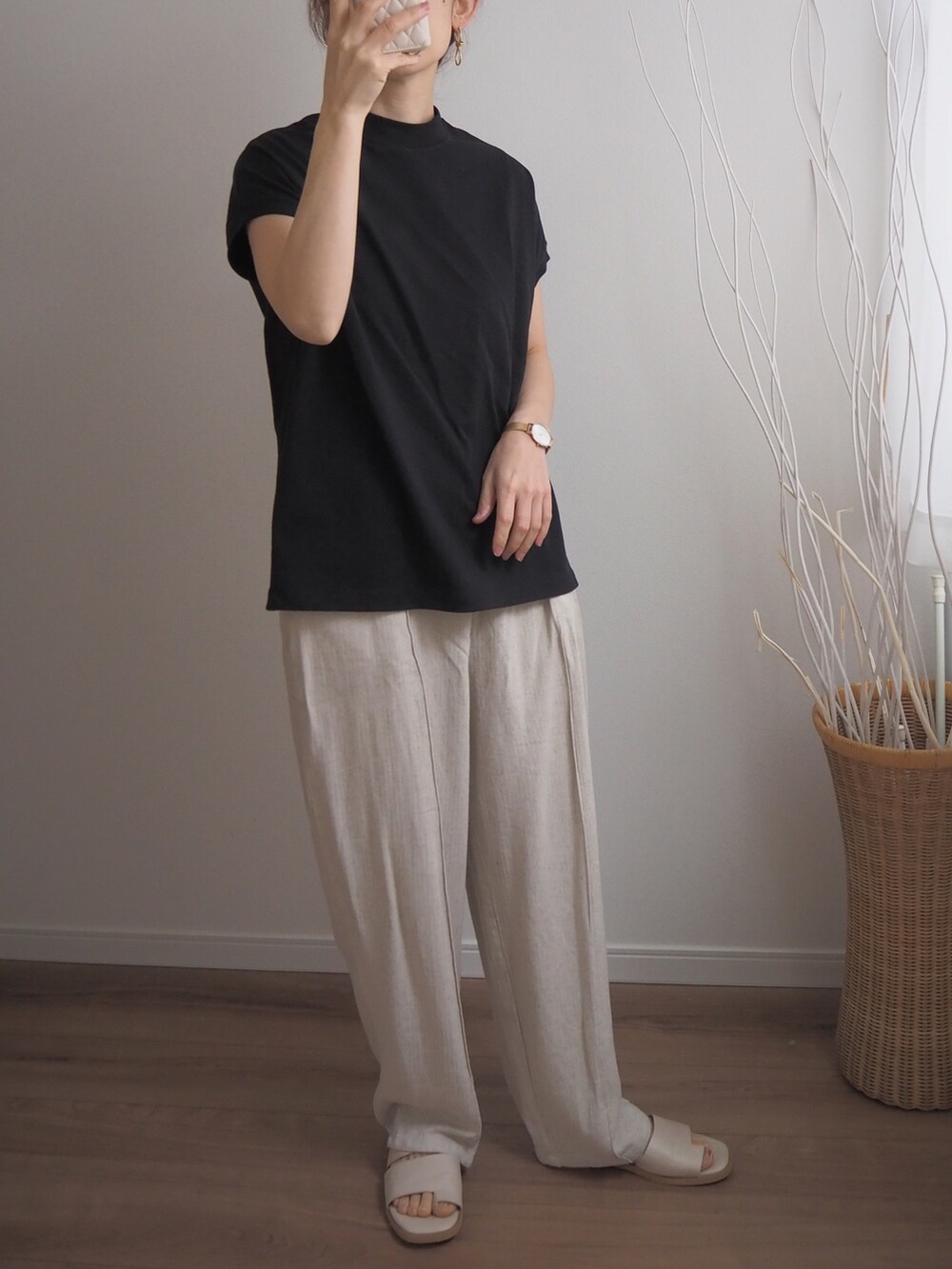 ブラック系のTシャツ/カットソー、ベージュ系のスラックスを着用したレディースの春コーディネートの2枚目の写真