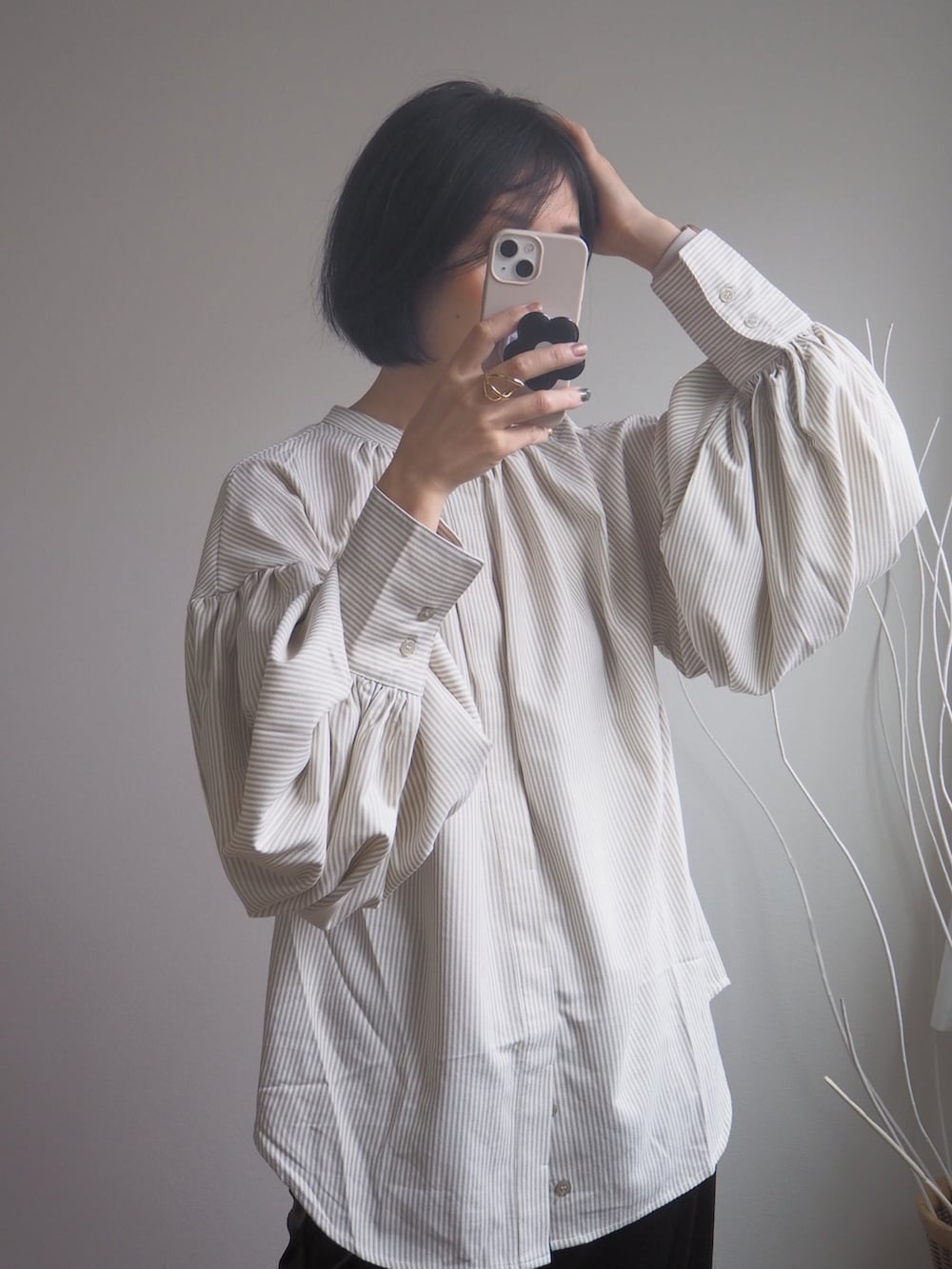 「秋ルック紹介するよ、休日コーデ、おしゃれさんと繋がりたい、秋🍁コーデ」｜「ECRIREの【yun_wearコラボ】ボリュームスリーブストライプシャツ（シャツ/ブラウス、イエロー系）」を使った、❁ a i  ❁さん（レディース・158cm）の秋コーディネートの3枚目の写真