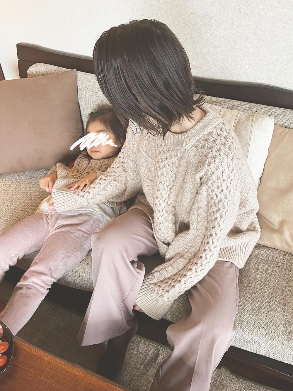 ホワイト系のニット/セーターを着用したレディースの秋コーディネートの4枚目の写真