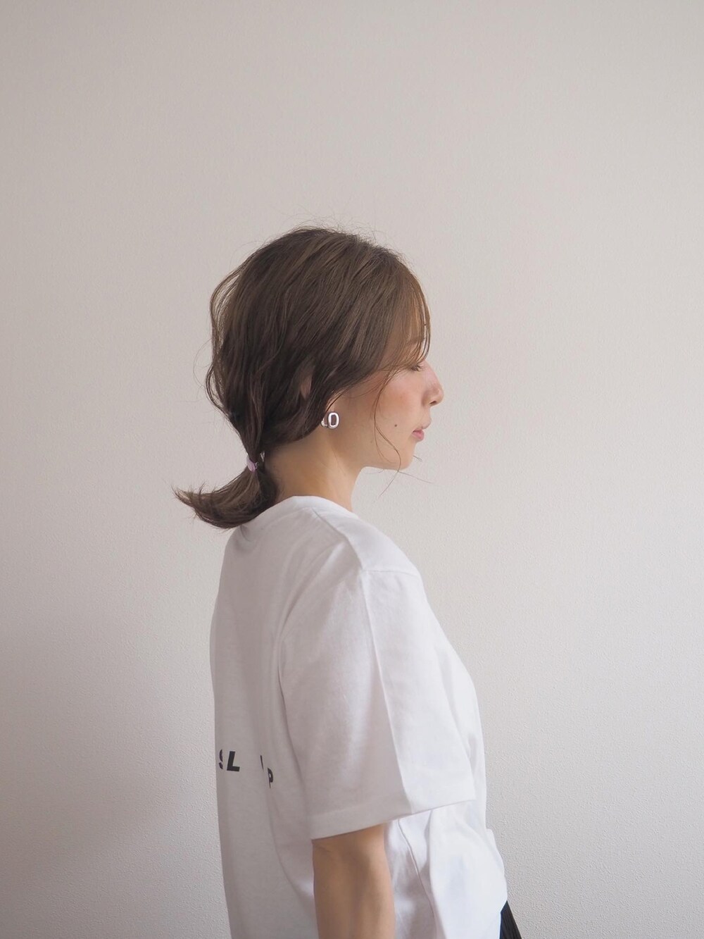 ホワイト系のTシャツ/カットソー、パープル系のヘアアクセサリーを着用したレディースの春コーディネートの2枚目の写真