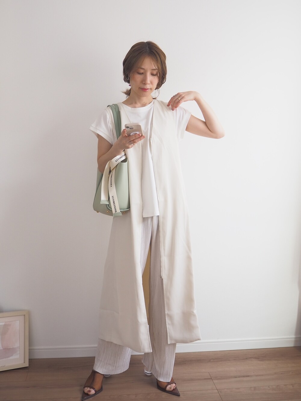 「春夏コーデ、大人カジュアル、キレイめカジュアル、リラックススタイル」｜「ECRIREの【yunコラボ】着こなし色々。2wayVネックジャンスカ（ジャンパースカート、ホワイト系）」を使った、❁ a i  ❁さん（レディース・158cm）の春コーディネートの2枚目の写真
