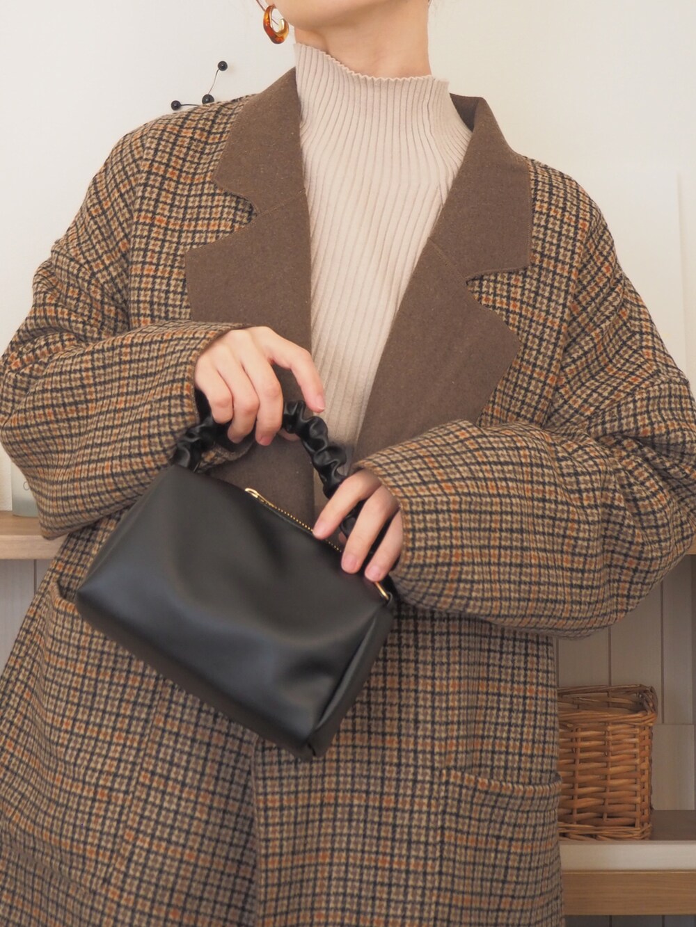 「シンプルコーデ、お出かけコーデ、あったかコーデ、韓国コーデ、淡色コーデ」｜「deux amourのフリルハンドルミニボストンバッグ（ハンドバッグ、ブラック系）」を使った、❁ a i  ❁さん（レディース・158cm）の冬コーディネートの3枚目の写真