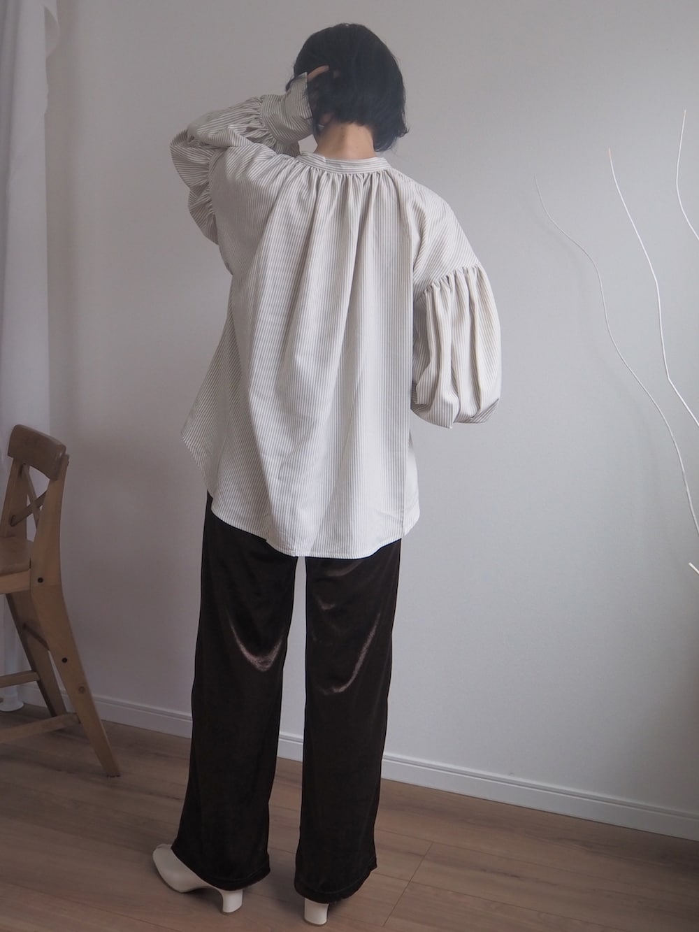 「秋ルック紹介するよ、休日コーデ、おしゃれさんと繋がりたい、秋🍁コーデ」｜「ECRIREの【yun_wearコラボ】ボリュームスリーブストライプシャツ（シャツ/ブラウス、イエロー系）」を使った、❁ a i  ❁さん（レディース・158cm）の秋コーディネートの4枚目の写真