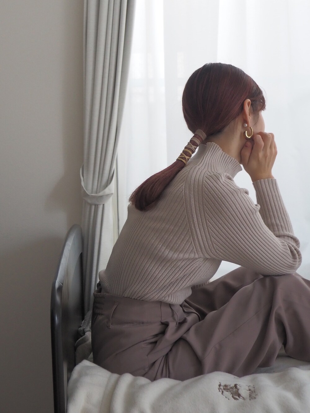 「シンプルコーデ、お出かけコーデ、あったかコーデ、韓国コーデ、淡色コーデ」｜「deux amourのフリルハンドルミニボストンバッグ（ハンドバッグ、ブラック系）」を使った、❁ a i  ❁さん（レディース・158cm）の冬コーディネートの4枚目の写真