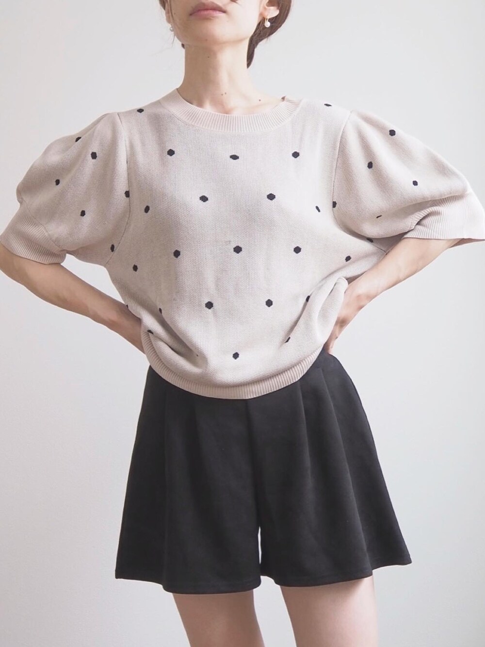 「このスタイルがお気に入り、シンプルスタイル、大人女子、おしゃれさんと繋がりたい」｜「GeeRAの2023 SS ドット柄サマーニットプルオーバー（ニット/セーター、ベージュ系）」を使った、❁ a i  ❁さん（レディース・158cm）の夏コーディネートの5枚目の写真