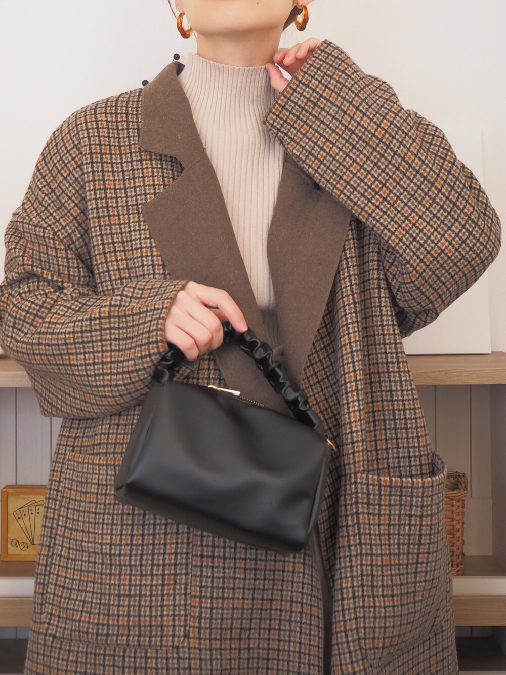 「シンプルコーデ、お出かけコーデ、あったかコーデ、韓国コーデ、淡色コーデ」｜「deux amourのフリルハンドルミニボストンバッグ（ハンドバッグ、ブラック系）」を使った、❁ a i  ❁さん（レディース・158cm）の冬コーディネートの5枚目の写真