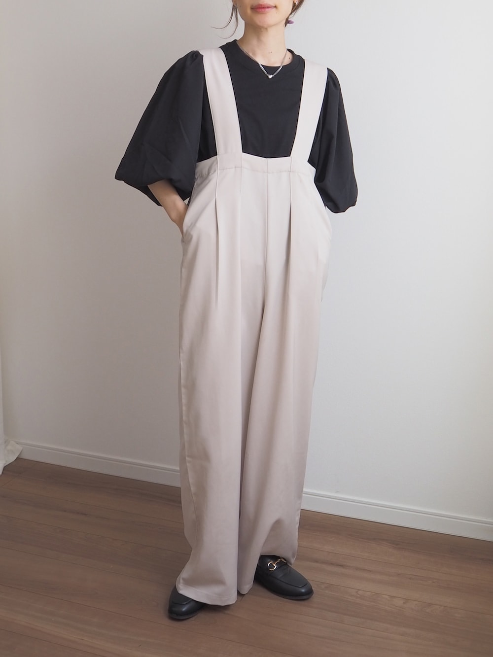 ブラック系のTシャツ/カットソー、ホワイト系のサロペット/オーバーオール、ブラック系のローファーを着用したレディースの春コーディネートの2枚目の写真