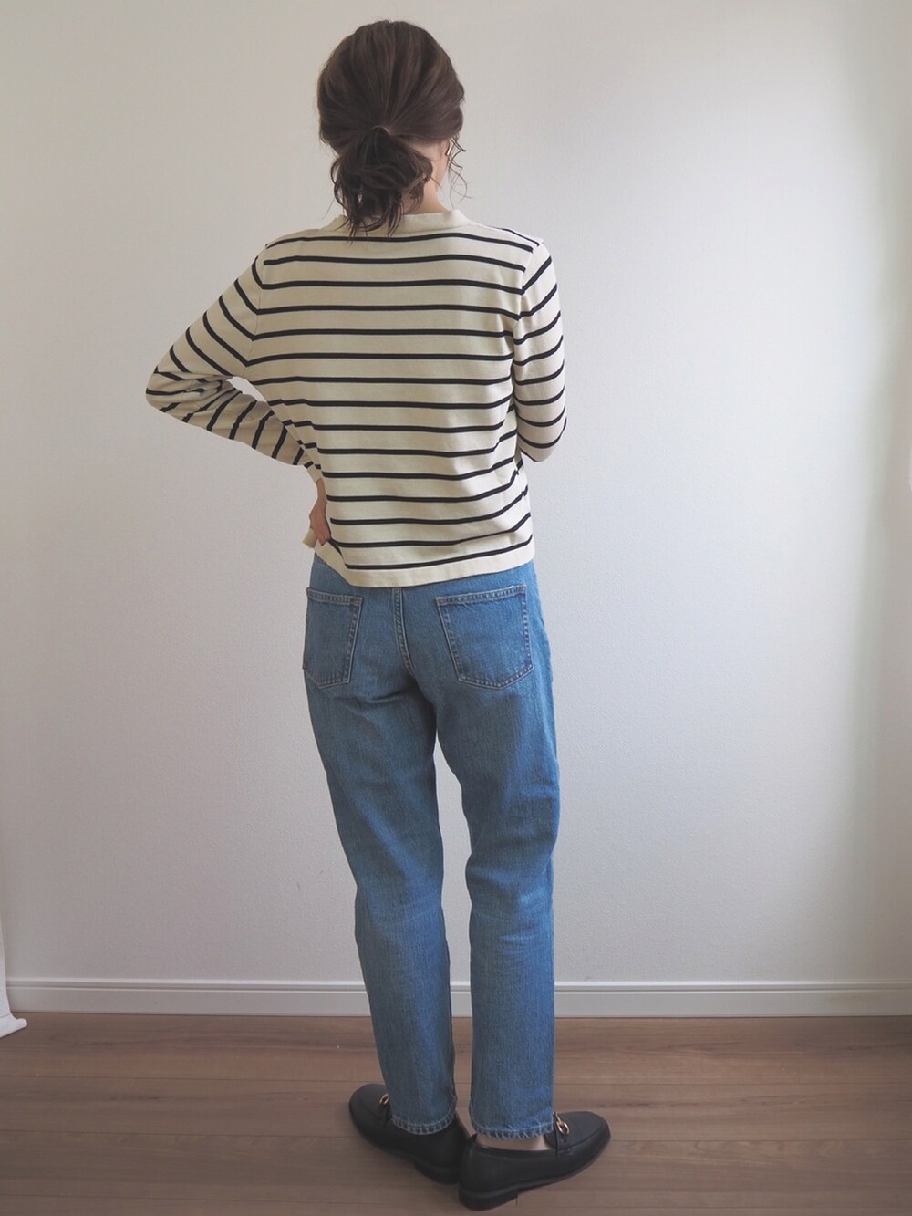 ホワイト系のアンサンブル、ブラック系のローファーを着用したレディースの夏コーディネートの2枚目の写真