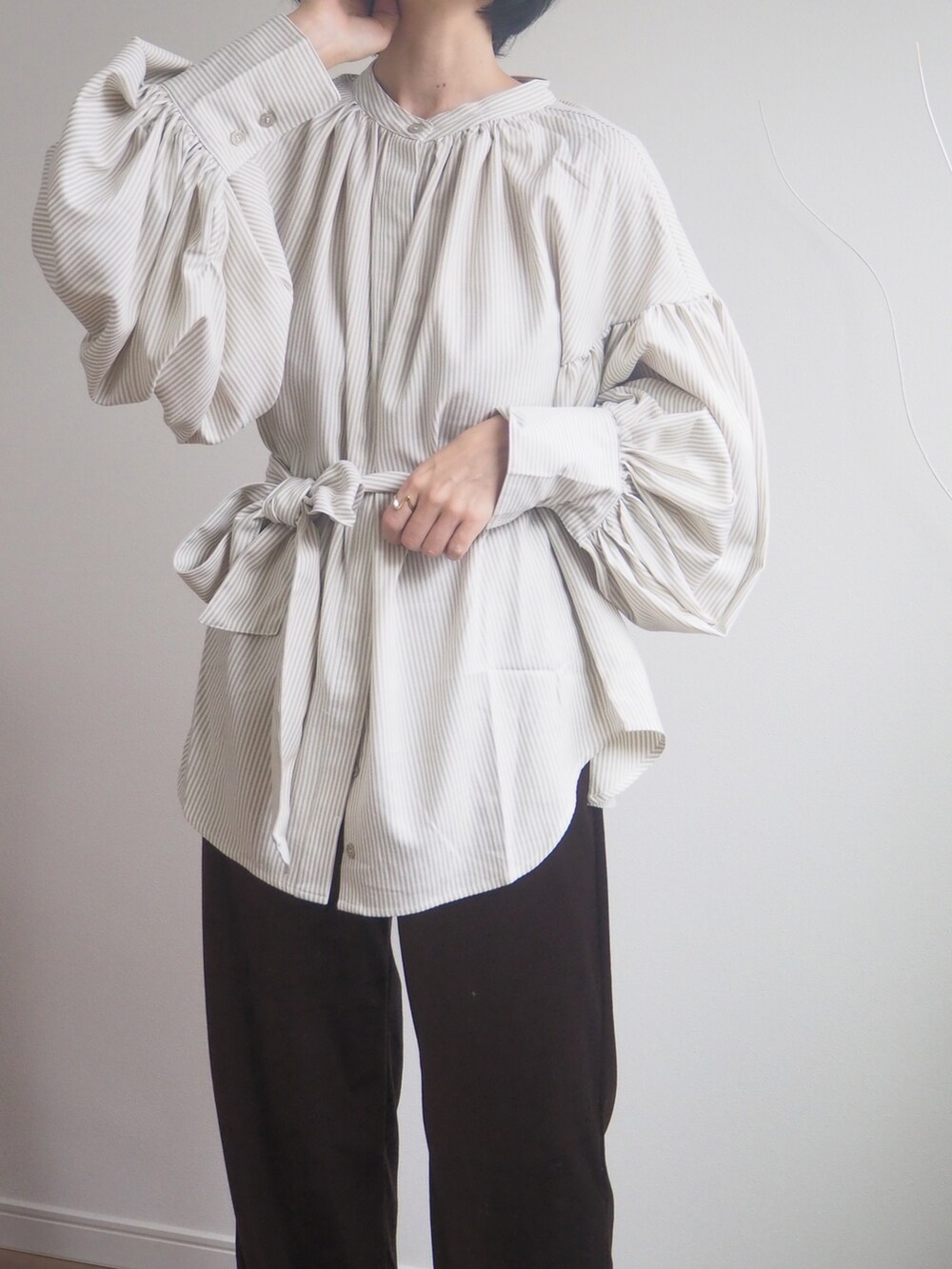 「秋ルック紹介するよ、休日コーデ、おしゃれさんと繋がりたい、秋🍁コーデ」｜「ECRIREの【yun_wearコラボ】ボリュームスリーブストライプシャツ（シャツ/ブラウス、イエロー系）」を使った、❁ a i  ❁さん（レディース・158cm）の秋コーディネートの5枚目の写真