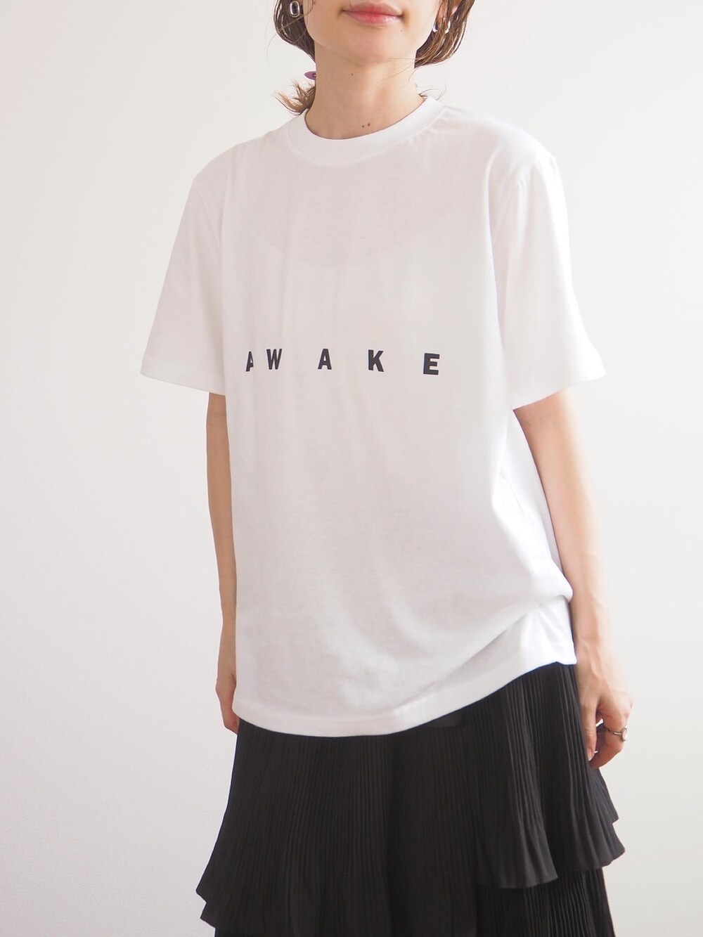 ホワイト系のTシャツ/カットソー、パープル系のヘアアクセサリーを着用したレディースの春コーディネートの3枚目の写真