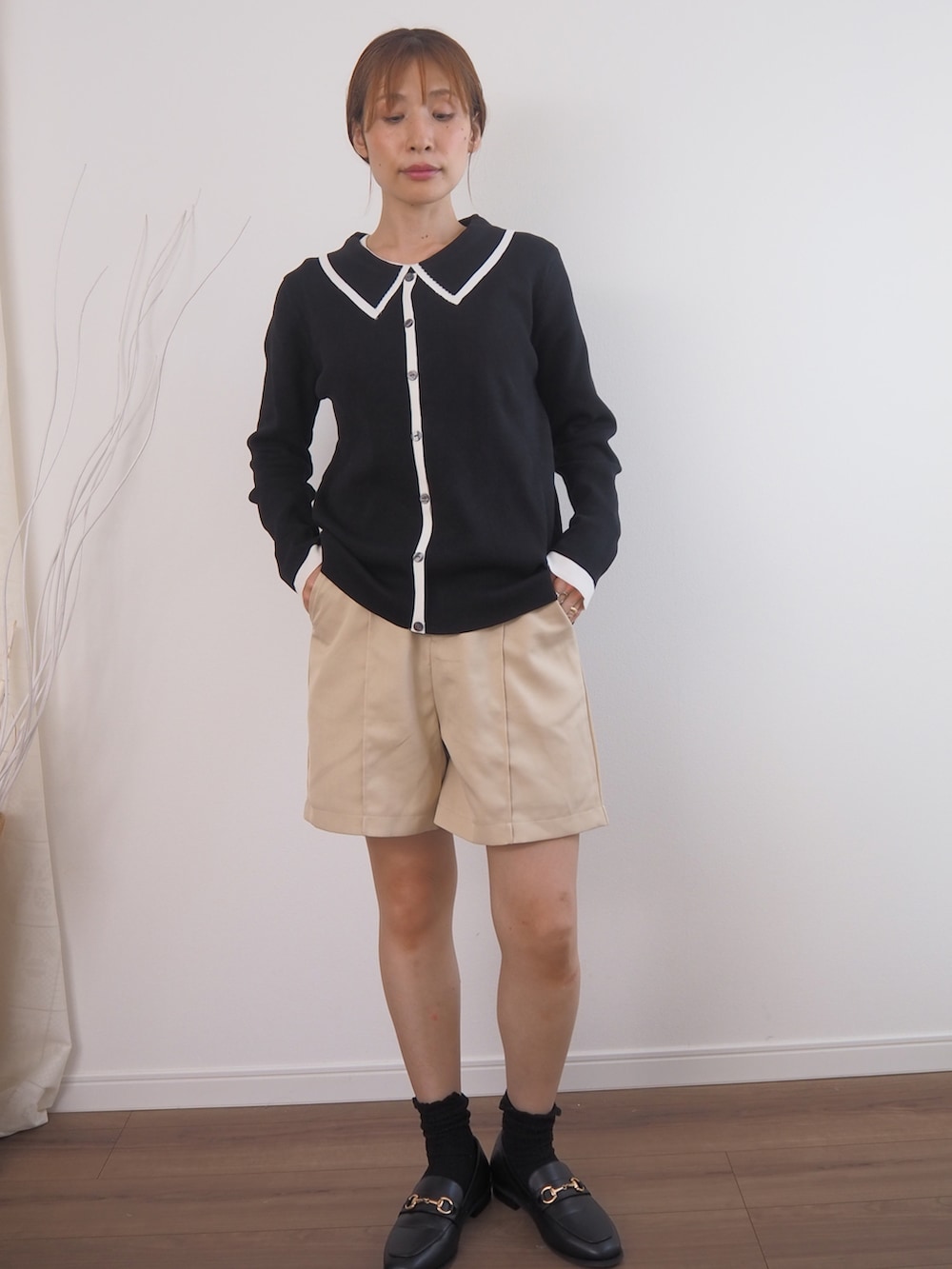 「お出かけコーデ、オトナ女子、シンプル、秋服準備はじめました、大人かわいい」｜「deux amourのバインダー配色使い襟付きニット（その他トップス、ブラック系）」を使った、❁ a i  ❁さん（レディース・158cm）の秋コーディネートの2枚目の写真