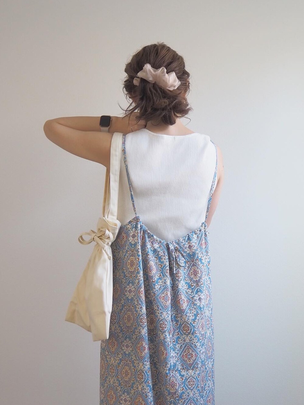 ホワイト系のトートバッグ、ブルー系のワンピースを着用したレディースの春コーディネートの3枚目の写真