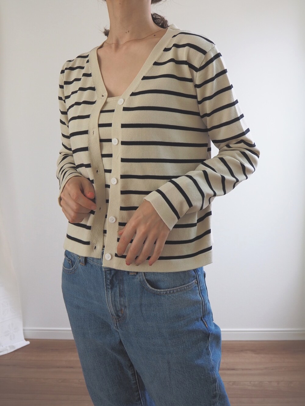 ホワイト系のアンサンブル、ブラック系のローファーを着用したレディースの夏コーディネートの3枚目の写真