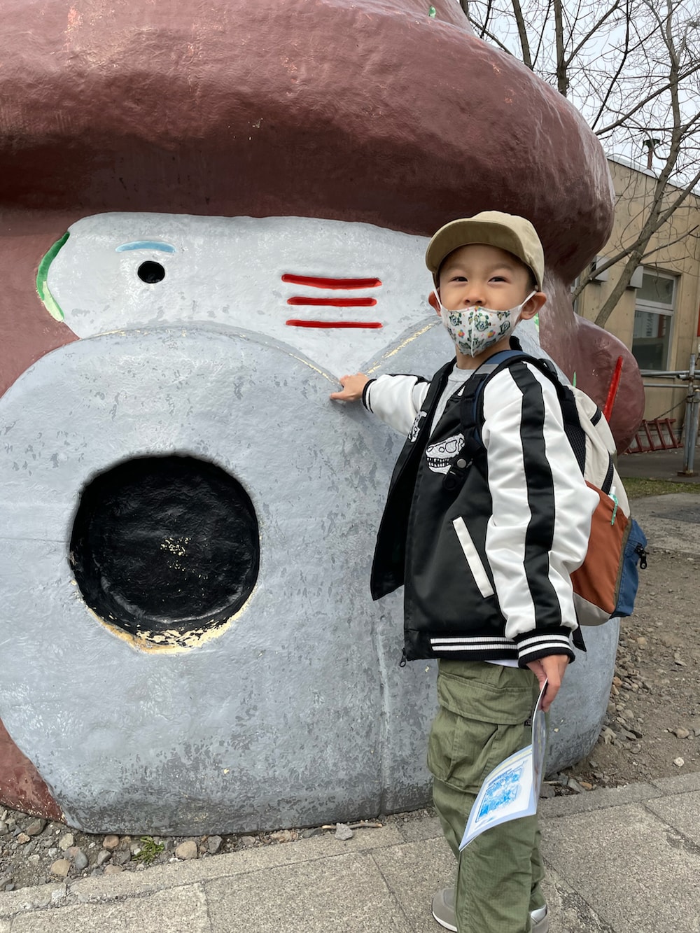 ブラック系のスカジャン、グリーン系のカーゴパンツ、グレー系のスウェットを着用したキッズの春コーディネートの2枚目の写真