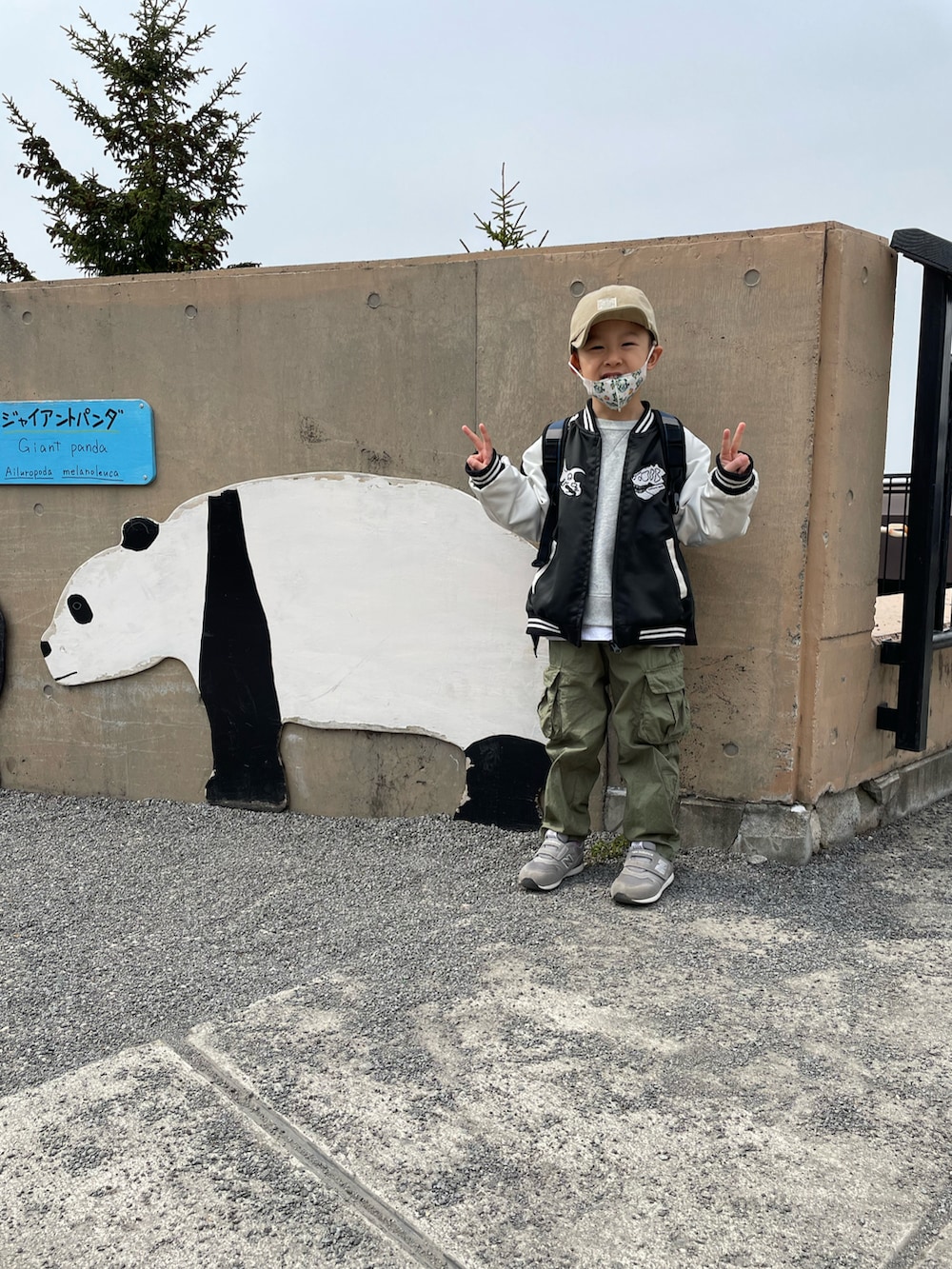 ブラック系のスカジャン、グリーン系のカーゴパンツ、グレー系のスウェットを着用したキッズの春コーディネートの3枚目の写真