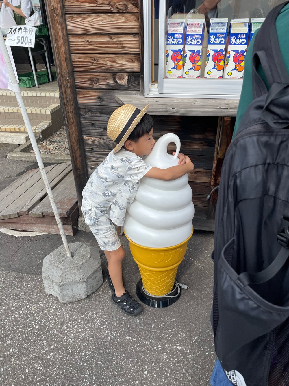 ブルー系のシャツ/ブラウス、グレー系のその他パンツを着用したキッズの秋コーディネートの5枚目の写真