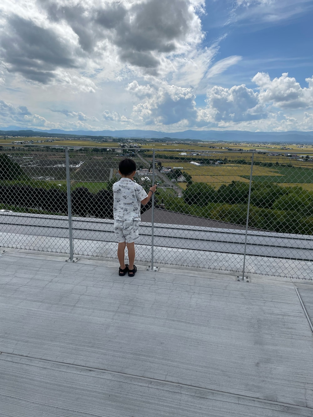 ブルー系のシャツ/ブラウス、グレー系のその他パンツを着用したキッズの秋コーディネートの2枚目の写真