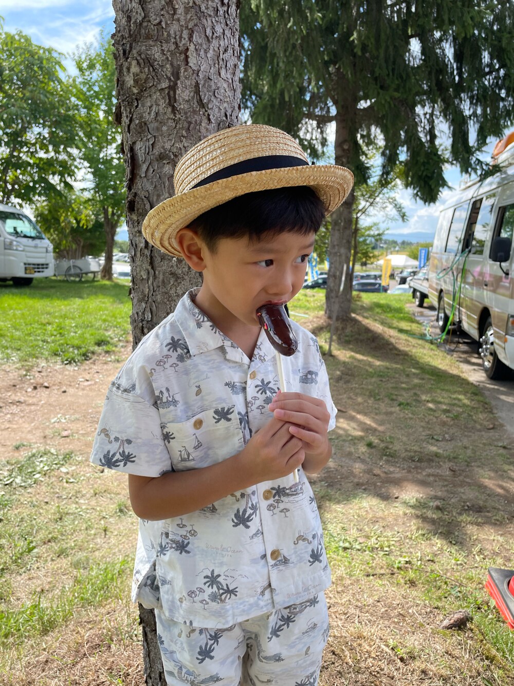 ブルー系のシャツ/ブラウス、グレー系のその他パンツを着用したキッズの秋コーディネートの3枚目の写真