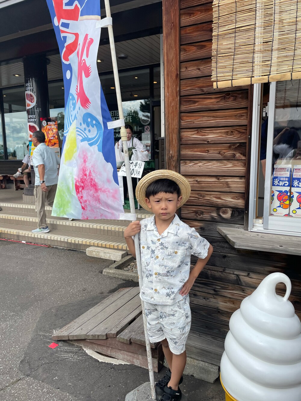 ブルー系のシャツ/ブラウス、グレー系のその他パンツを着用したキッズの秋コーディネートの4枚目の写真